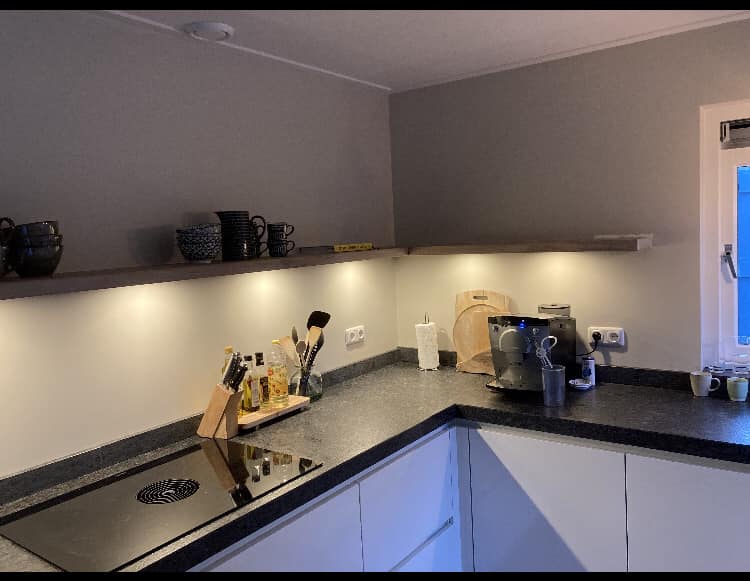 Eiken Wandplank In Een Hoekopstelling Dimbare Led